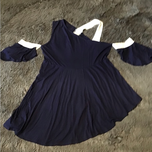NWOT Venus Navy/White ColorBlock Flutter Sleeve Cold Shoulder Asymmetrical M Top - Picture 6 of 8
